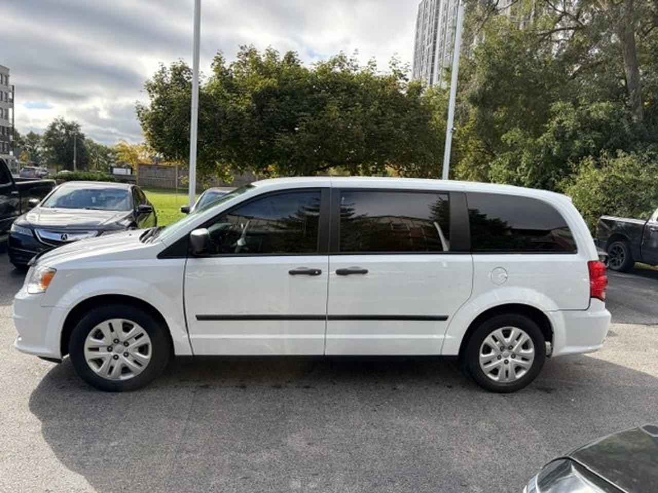 2017 Dodge Grand Caravan Canada Value Package 184000km ac blows ice cold Photo