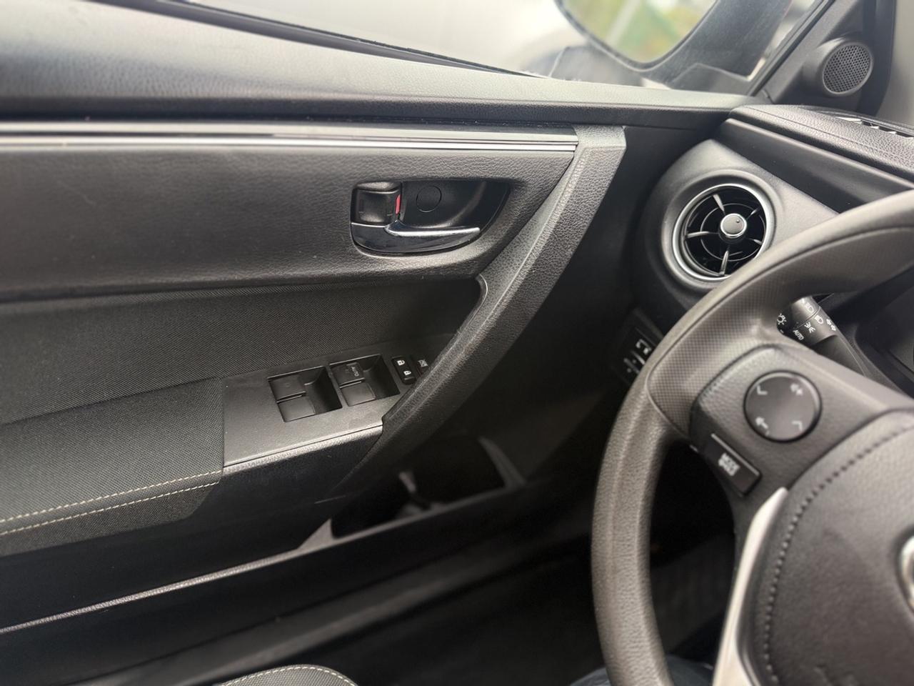 2018 Toyota Corolla LE Photo