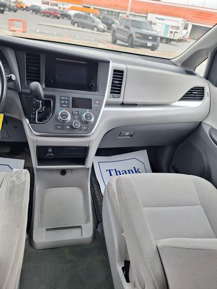 2017 Toyota Sienna 5DR 7-PASS FWD Photo