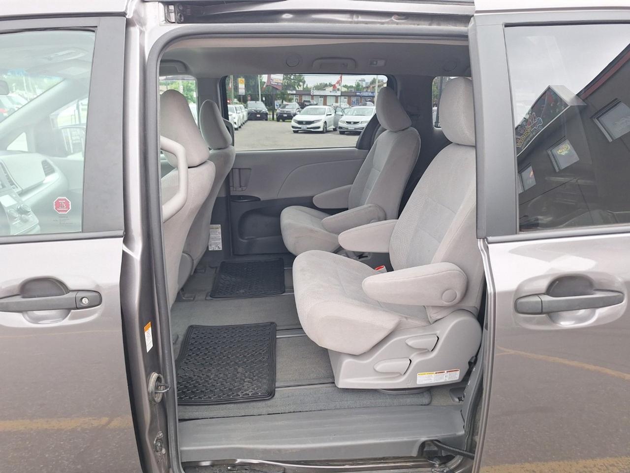 2017 Toyota Sienna 5DR 7-PASS FWD Photo