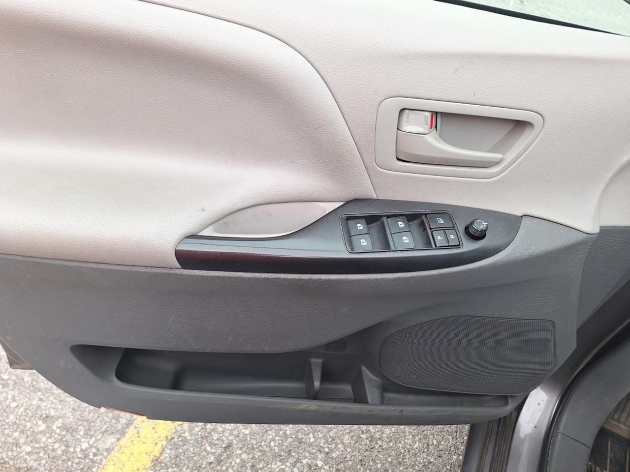 2017 Toyota Sienna 5DR 7-PASS FWD Photo