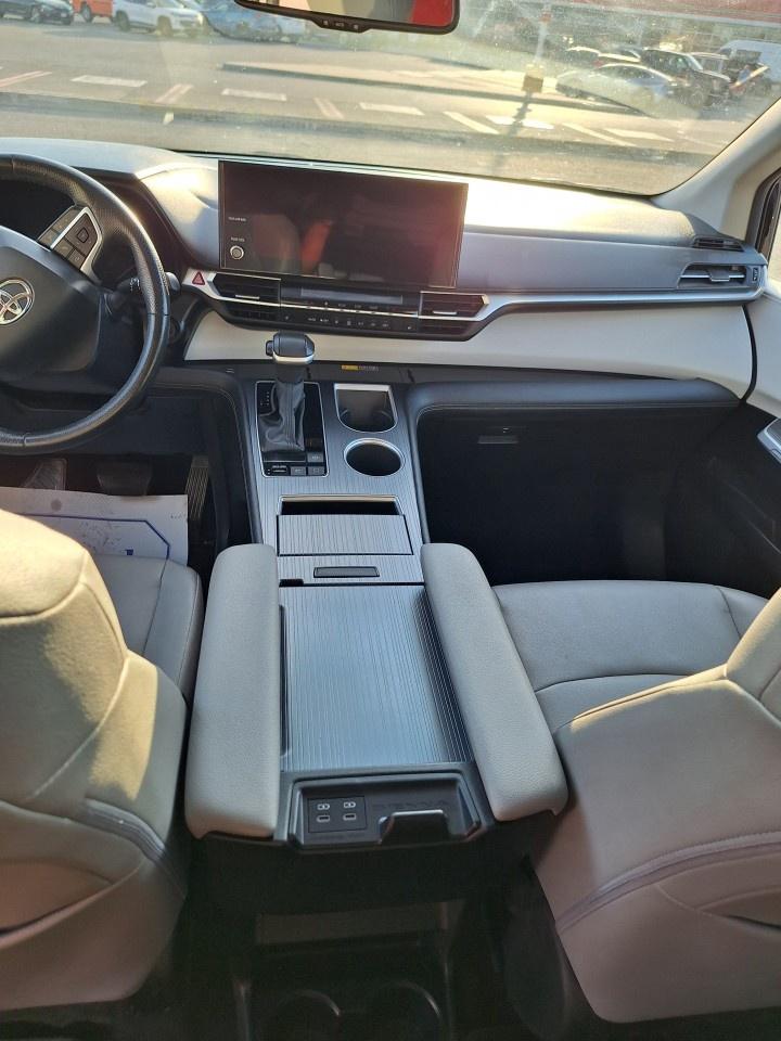 2025 Toyota Sienna XLE 8-Passenger FWD Photo