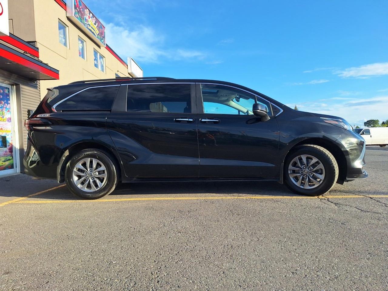 2025 Toyota Sienna XLE 8-Passenger FWD Photo3