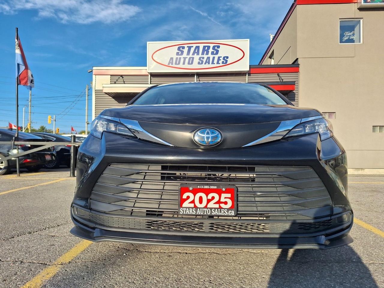 2025 Toyota Sienna XLE 8-Passenger FWD Photo5