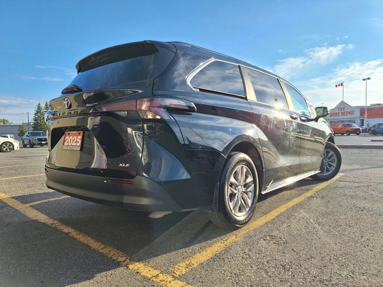 2025 Toyota Sienna XLE 8-Passenger FWD Photo