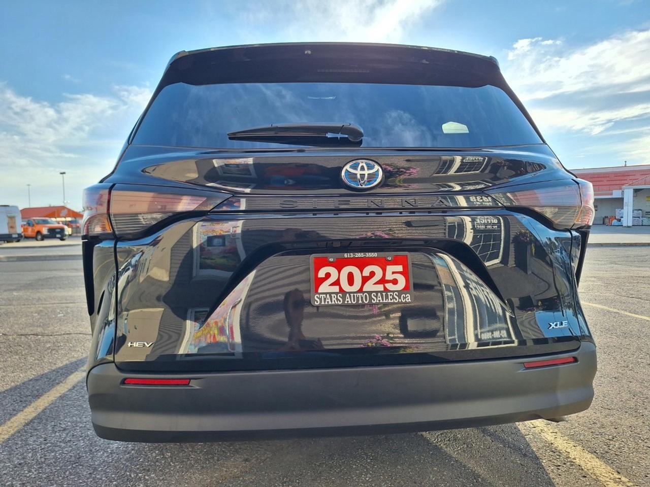 2025 Toyota Sienna XLE 8-Passenger FWD Photo