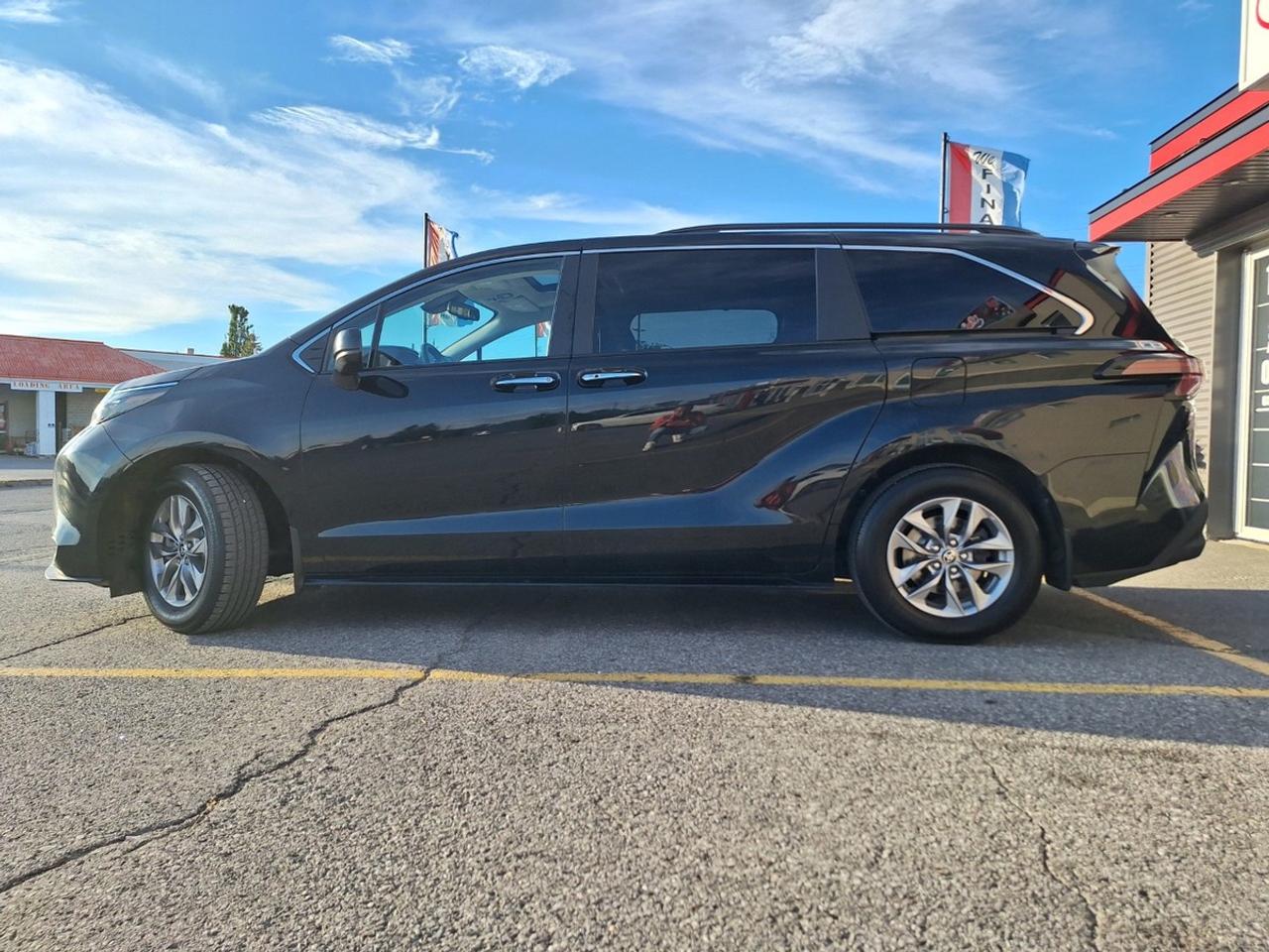 2025 Toyota Sienna XLE 8-Passenger FWD Photo