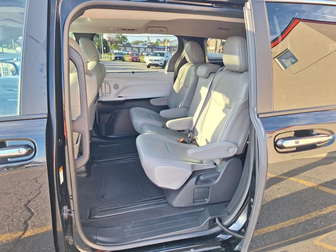 2025 Toyota Sienna XLE 8-Passenger FWD Photo