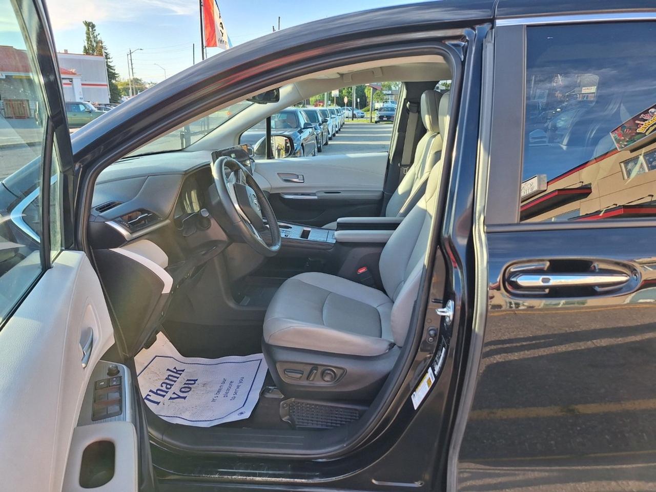 2025 Toyota Sienna XLE 8-Passenger FWD Photo