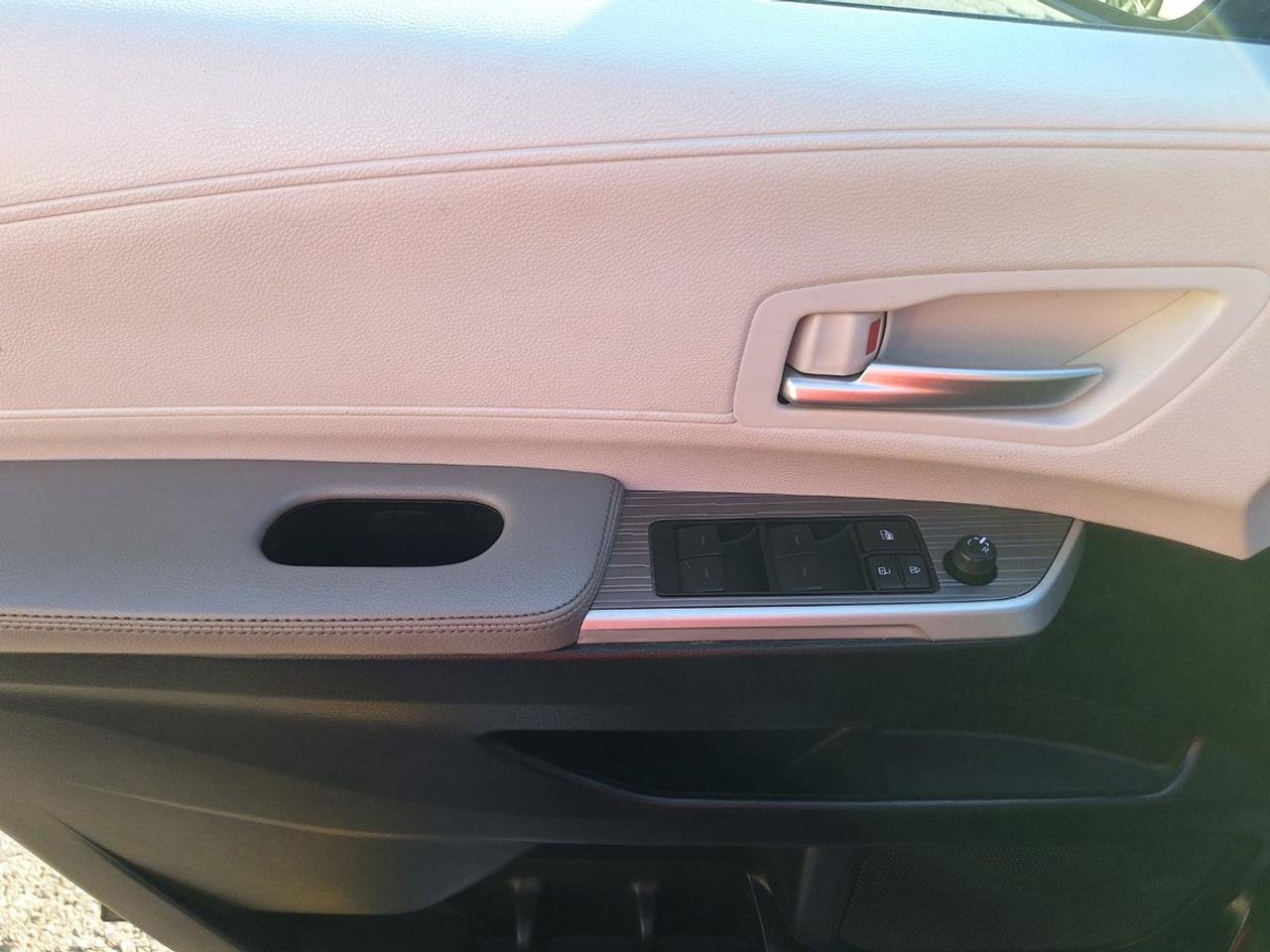 2025 Toyota Sienna XLE 8-Passenger FWD Photo