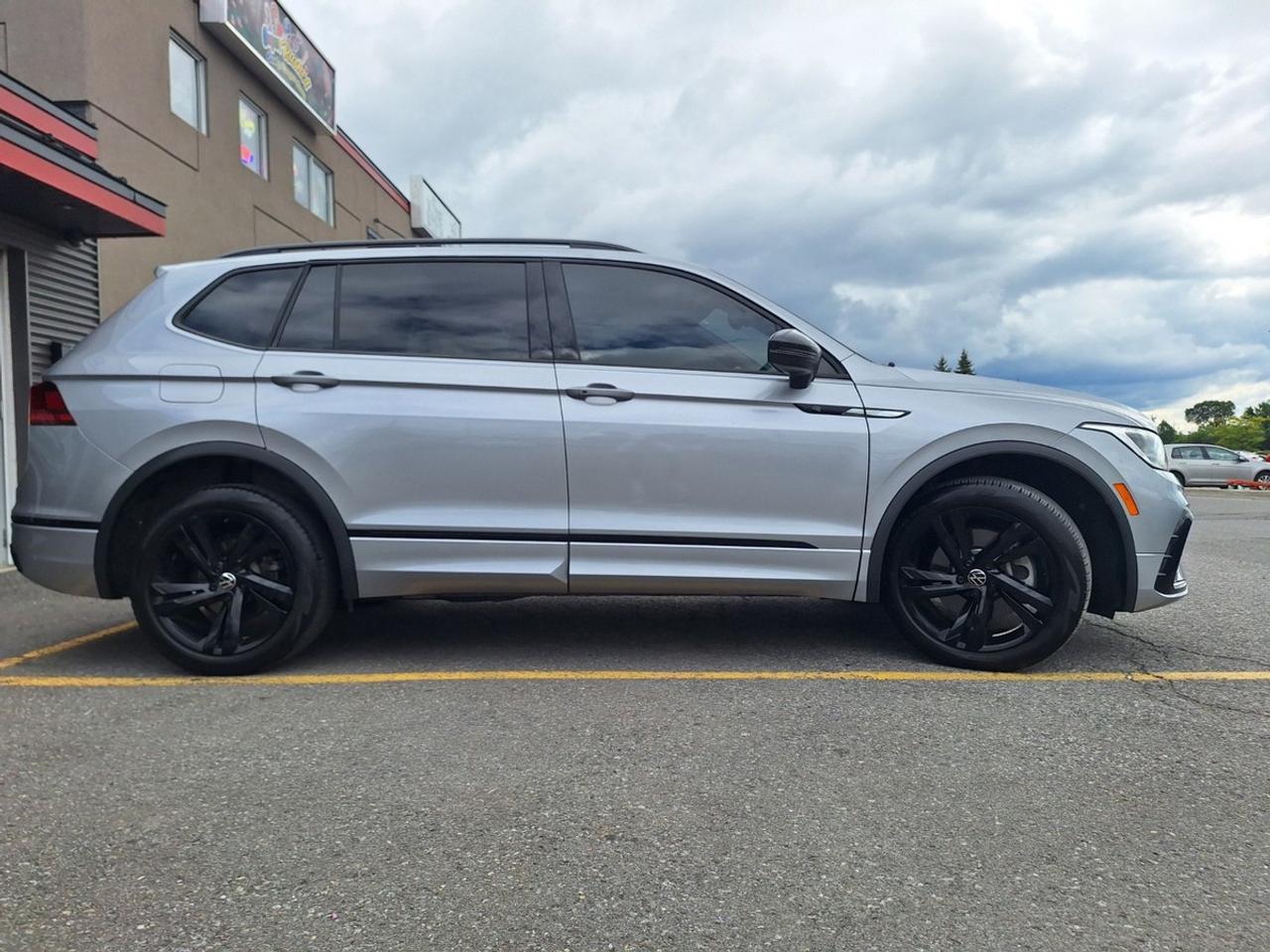 2023 Volkswagen Tiguan Comfortline R-Line Black Edition 4MOTION Photo