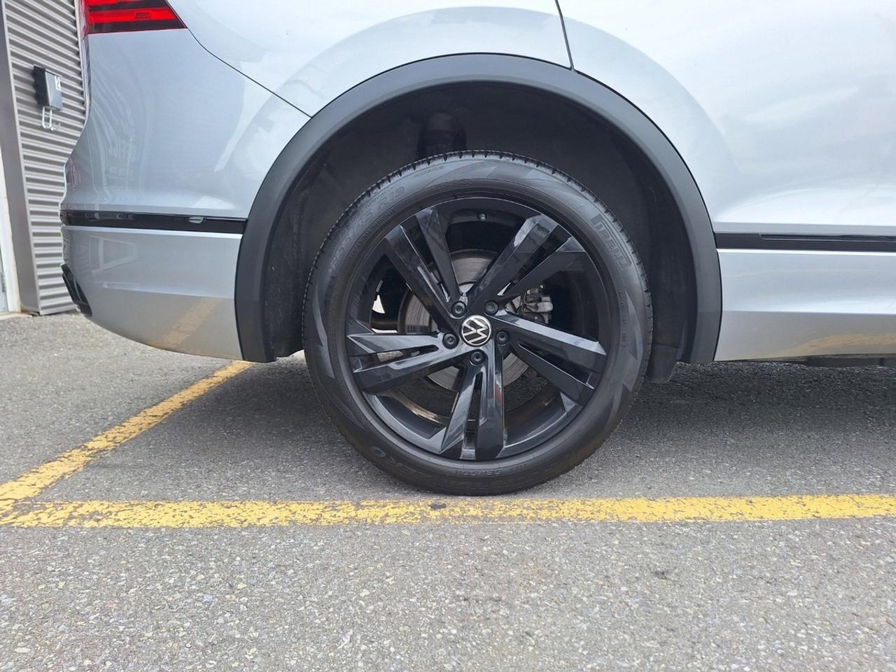 2023 Volkswagen Tiguan Comfortline R-Line Black Edition 4MOTION Photo4