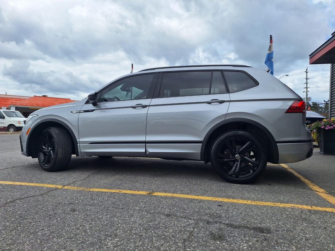 2023 Volkswagen Tiguan Comfortline R-Line Black Edition 4MOTION Photo