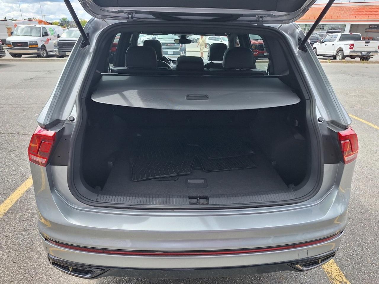 2023 Volkswagen Tiguan Comfortline R-Line Black Edition 4MOTION Photo
