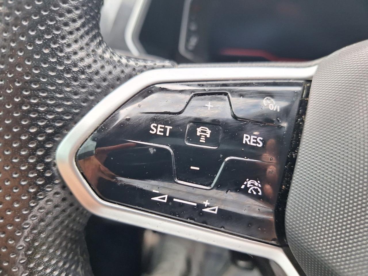 2023 Volkswagen Tiguan Comfortline R-Line Black Edition 4MOTION Photo