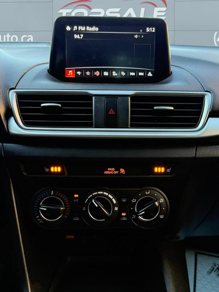 2018 Mazda MAZDA3 SE Photo