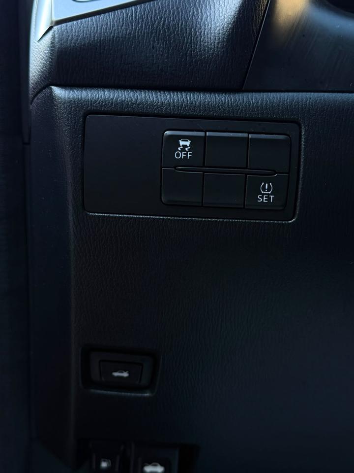 2018 Mazda MAZDA3 SE Photo