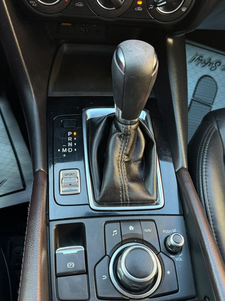 2018 Mazda MAZDA3 SE Photo