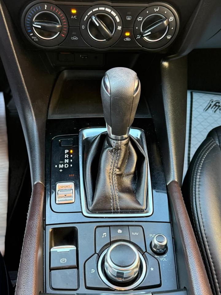 2018 Mazda MAZDA3 SE Photo