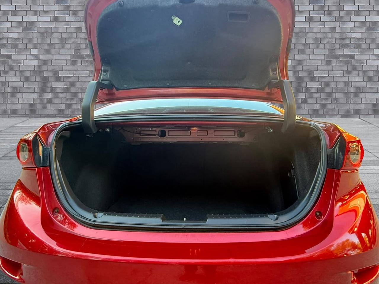 2018 Mazda MAZDA3 SE Photo