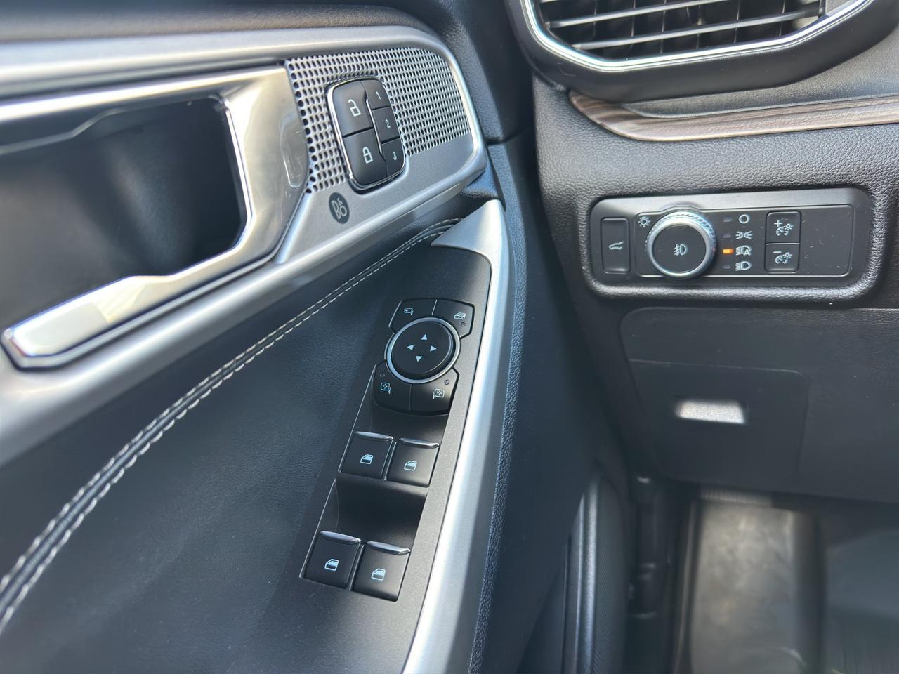 2022 Ford Explorer Limited | Adaptive Cruise control | Lane Keep Assist | Pre-Collision Assist | Photo