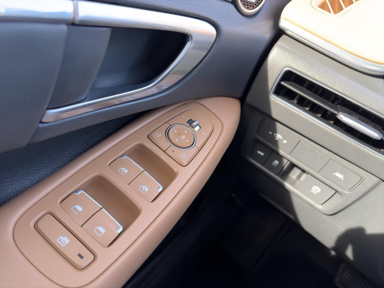 2022 Hyundai Sonata Luxury | Sunroof | Steering Assist | Lane Keep Assist | Rear Collision Mitigation Photo