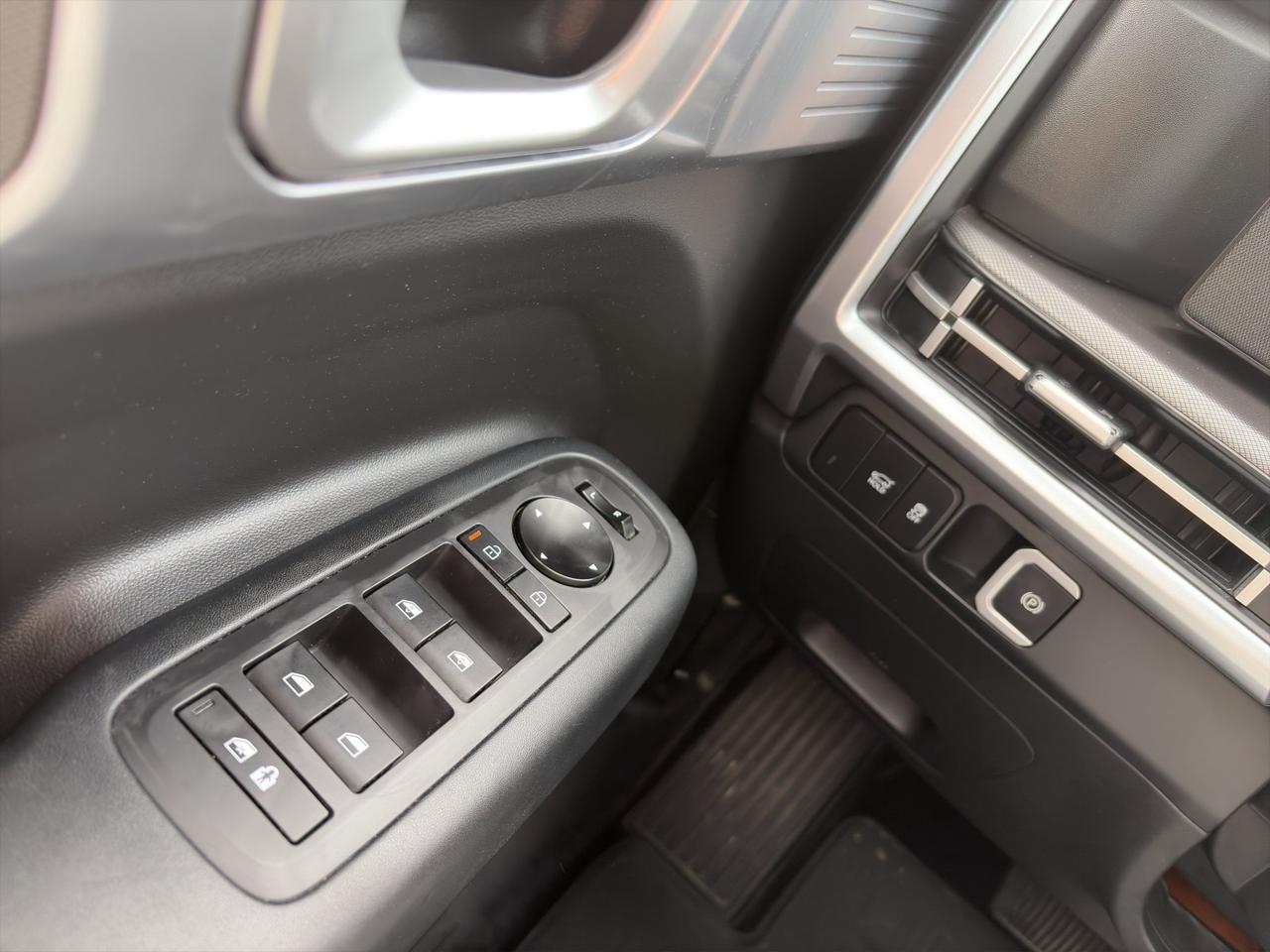 2025 Hyundai Santa Fe Hybrid Preferred | Trend PKG | Reverse Cam | Heated Seats Photo