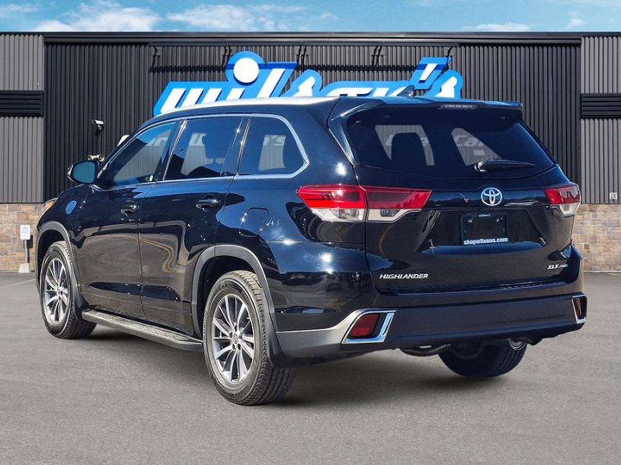 2018 Toyota Highlander XLE AWD | Leather | Sunroof |Heated Seat | BSM | Power Seat | Rear Cam and More ! Photo