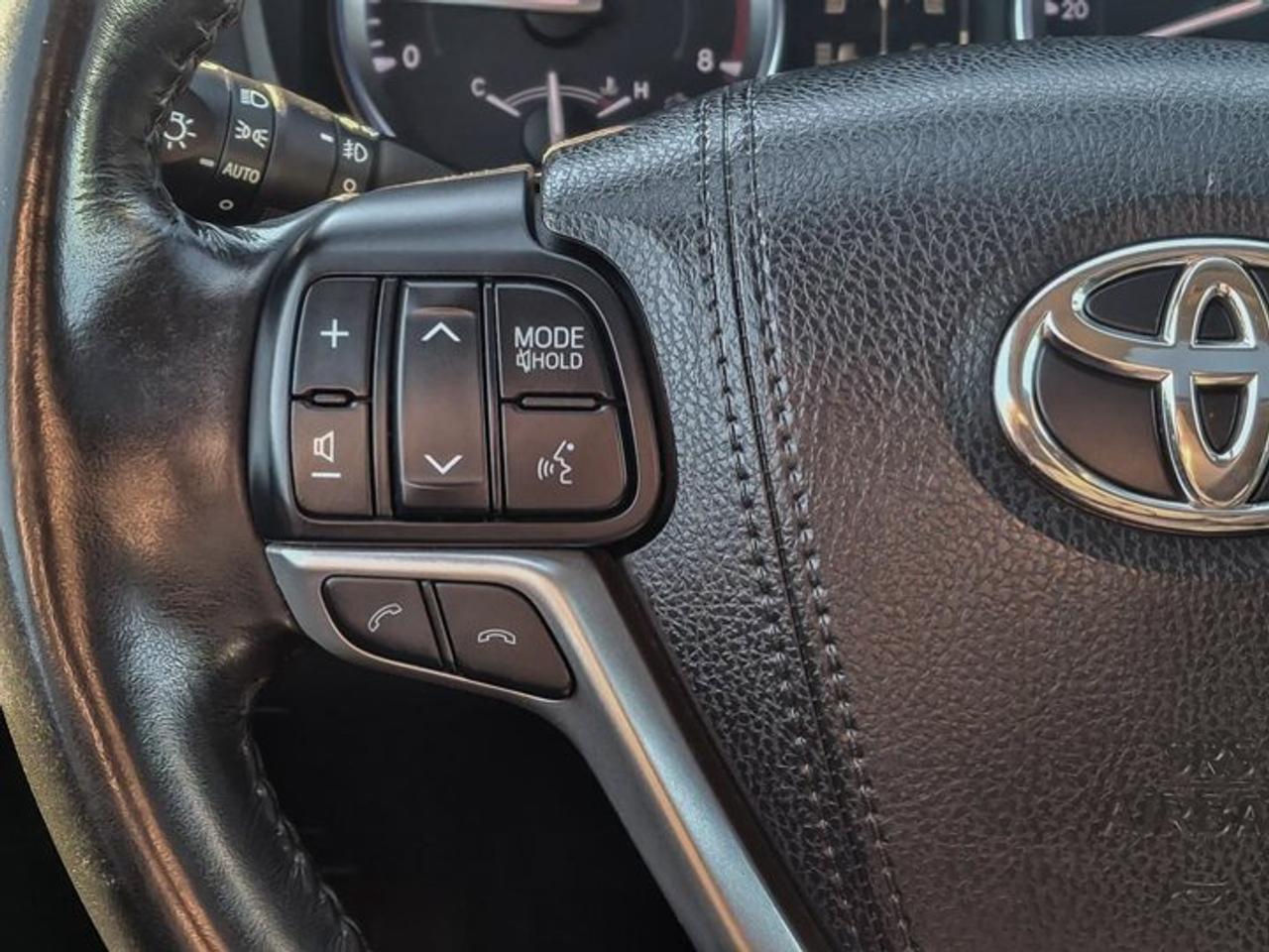 2018 Toyota Highlander XLE AWD | Leather | Sunroof |Heated Seat | BSM | Power Seat | Rear Cam and More ! Photo