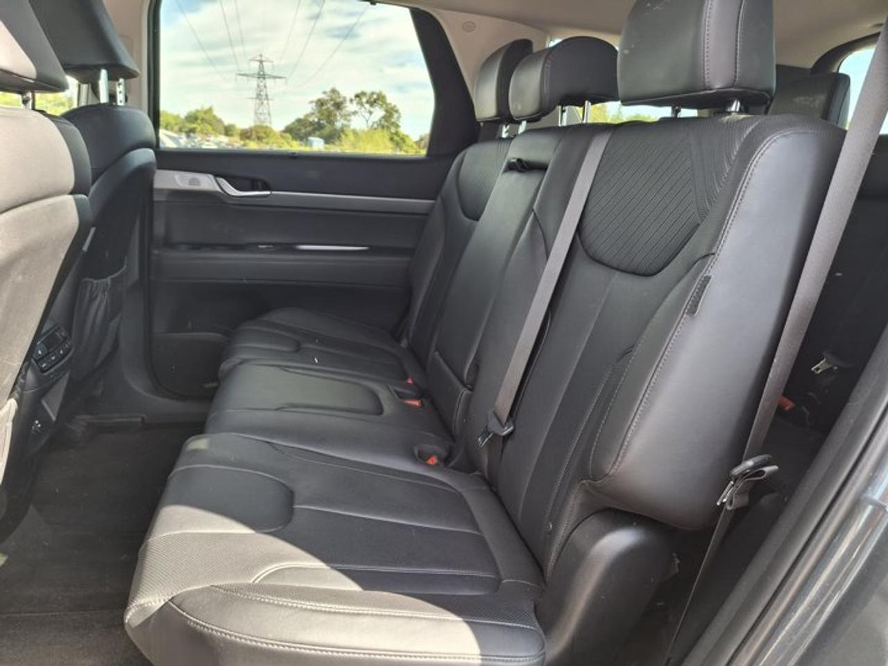 2025 Hyundai PALISADE Urban AWD | 8 Passenger | Leather | Sunroof | Heated Seats + Steering | Cooled Seats | BSM & More ! Photo