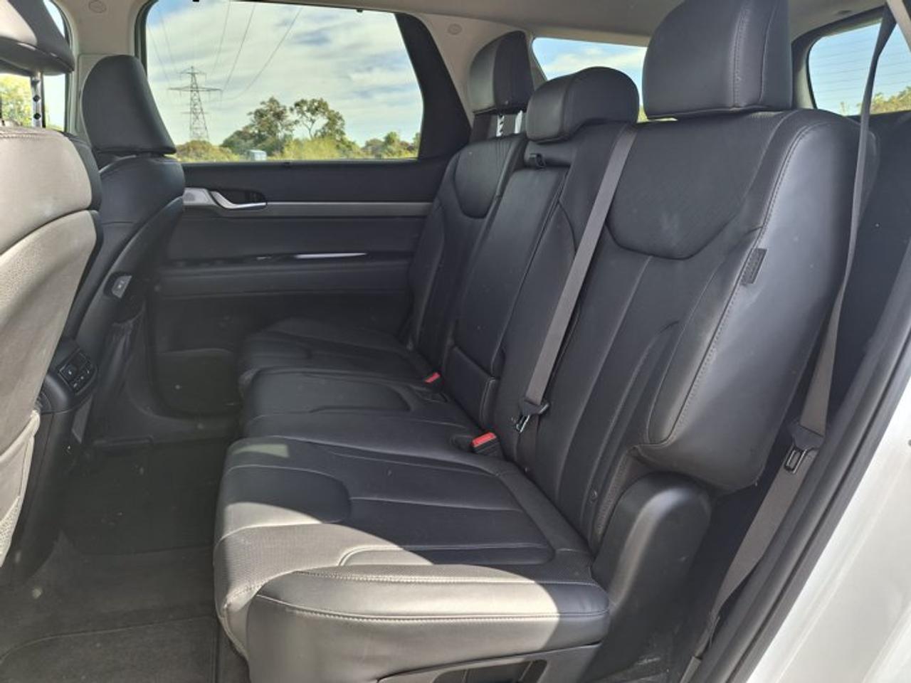 2025 Hyundai PALISADE Urban AWD | 8 Passenger | Leather | Sunroof | Heated Seats + Steering | Cooled Seats | BSM and More! Photo