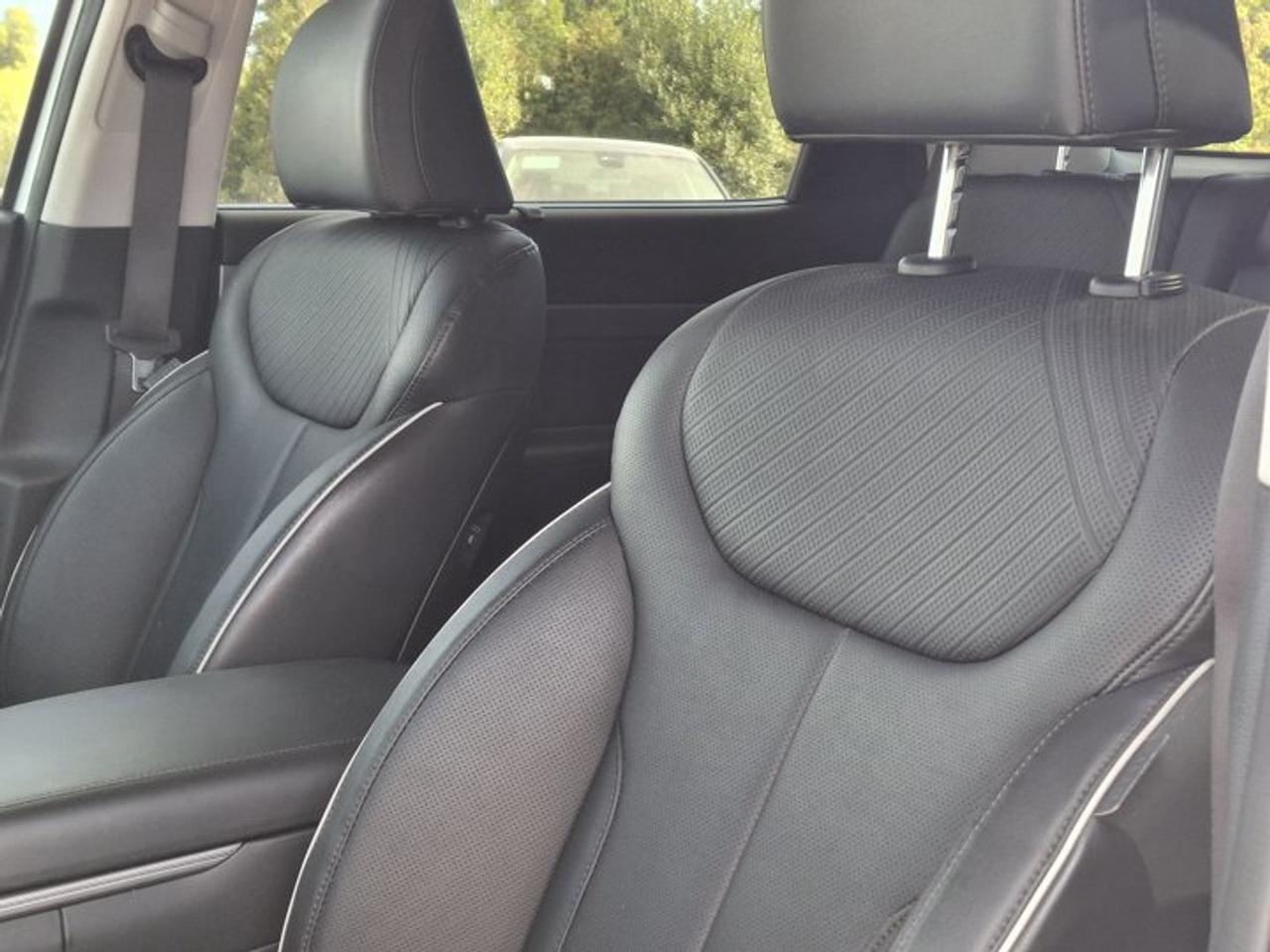 2025 Hyundai PALISADE Urban AWD | 8 Passenger | Leather | Sunroof | Heated Seats + Steering | Cooled Seats | BSM and More! Photo