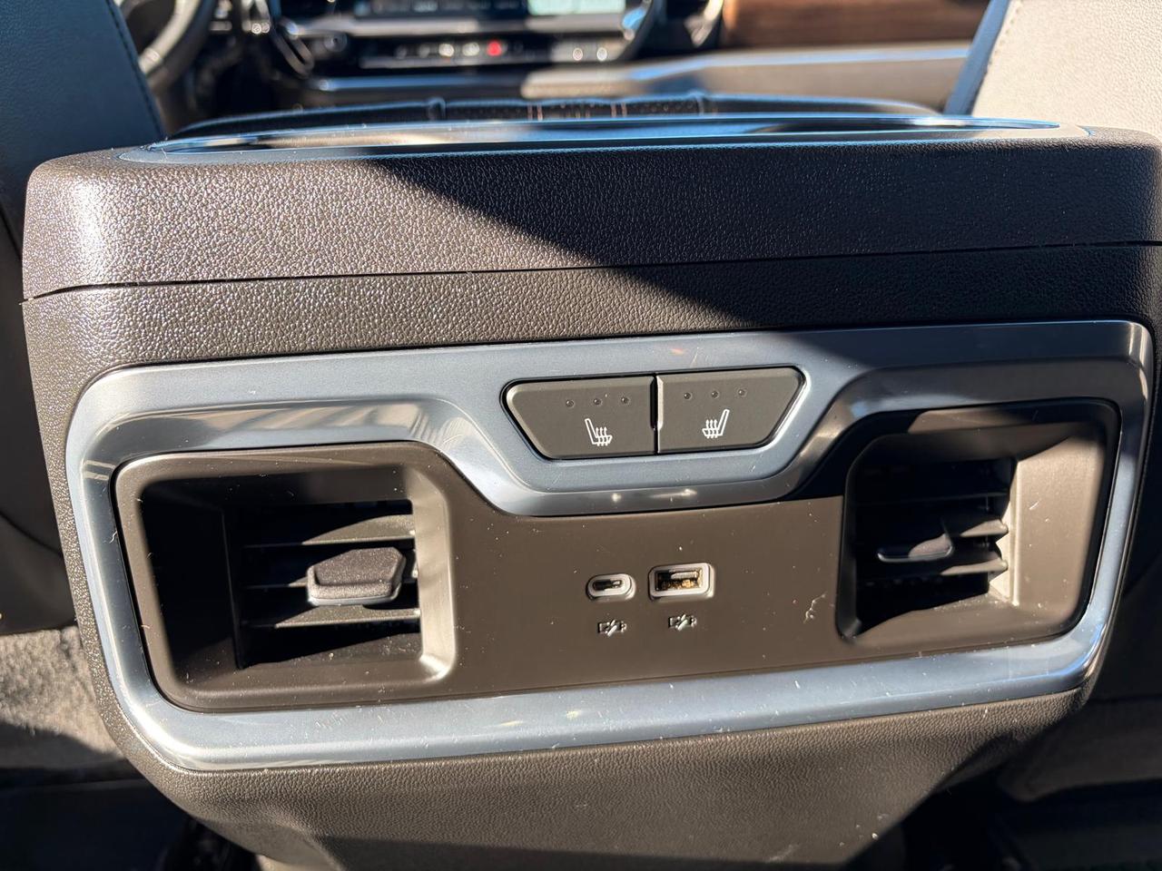 2025 Chevrolet Silverado 2500 HIGH COUNTRY / Z71 / NO ACCIDENTS / ONE OWNER Photo