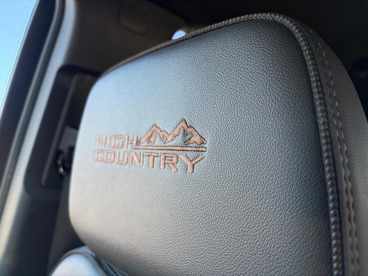 2025 Chevrolet Silverado 2500 HIGH COUNTRY / Z71 / NO ACCIDENTS / ONE OWNER Photo