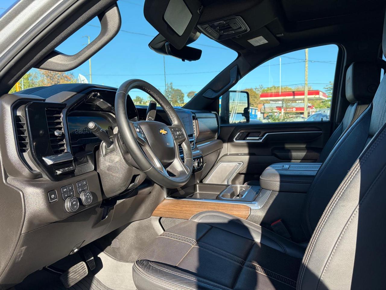 2025 Chevrolet Silverado 2500 HIGH COUNTRY / Z71 / NO ACCIDENTS / ONE OWNER Photo