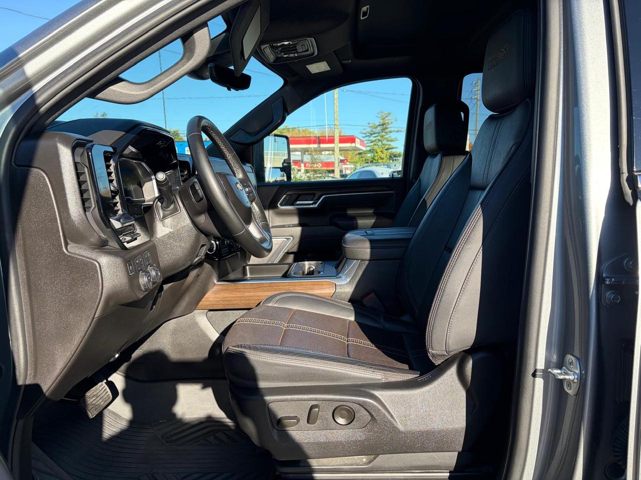 2025 Chevrolet Silverado 2500 HIGH COUNTRY / Z71 / NO ACCIDENTS / ONE OWNER Photo