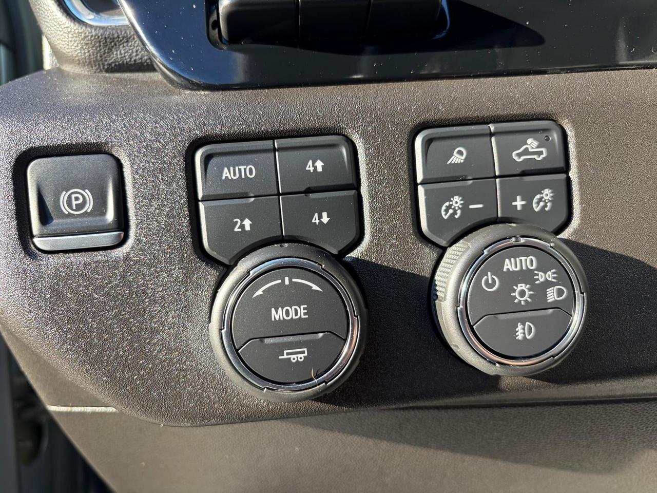 2025 Chevrolet Silverado 2500 HIGH COUNTRY / Z71 / NO ACCIDENTS / ONE OWNER Photo