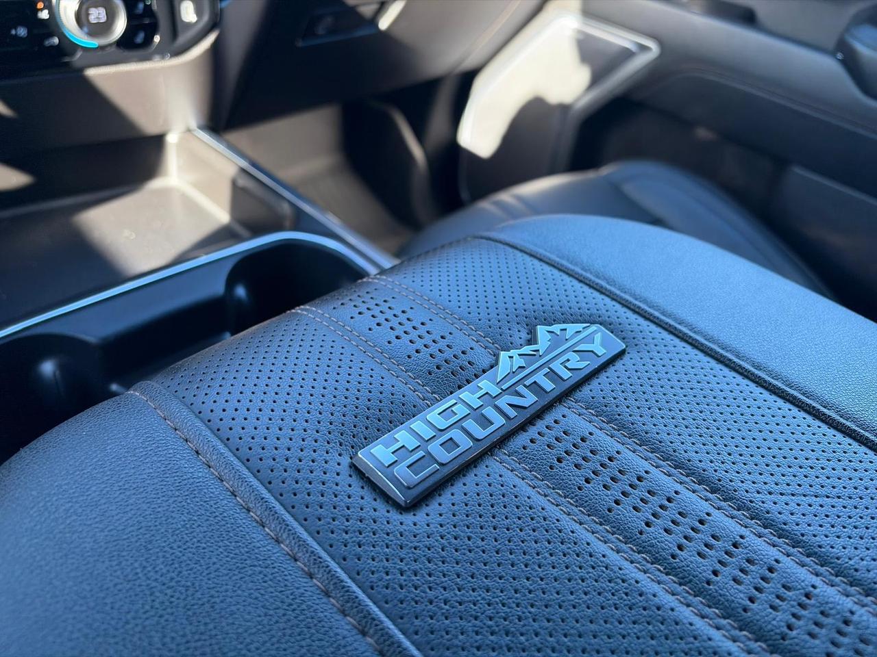 2025 Chevrolet Silverado 2500 HIGH COUNTRY / Z71 / NO ACCIDENTS / ONE OWNER Photo