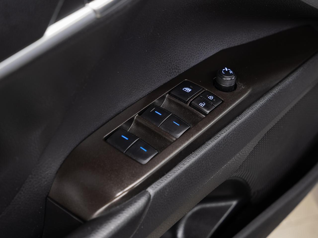 2022 Toyota Camry SE HYBRID | Leather | Heated Seats | BSM | CarPlay