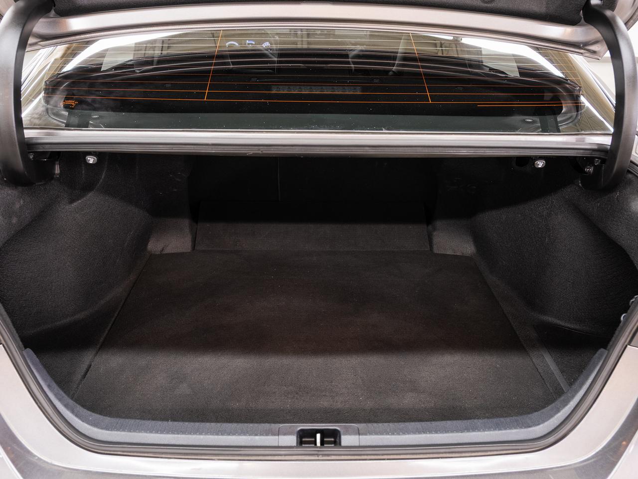 2022 Toyota Camry SE HYBRID | Leather | Heated Seats | BSM | CarPlay