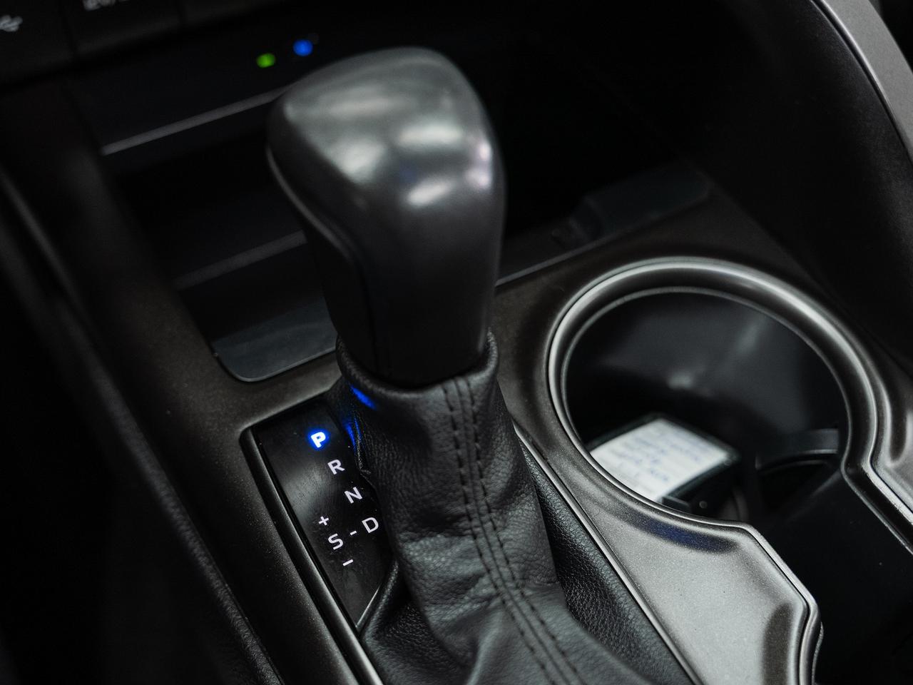 2022 Toyota Camry SE HYBRID | Leather | Heated Seats | BSM | CarPlay