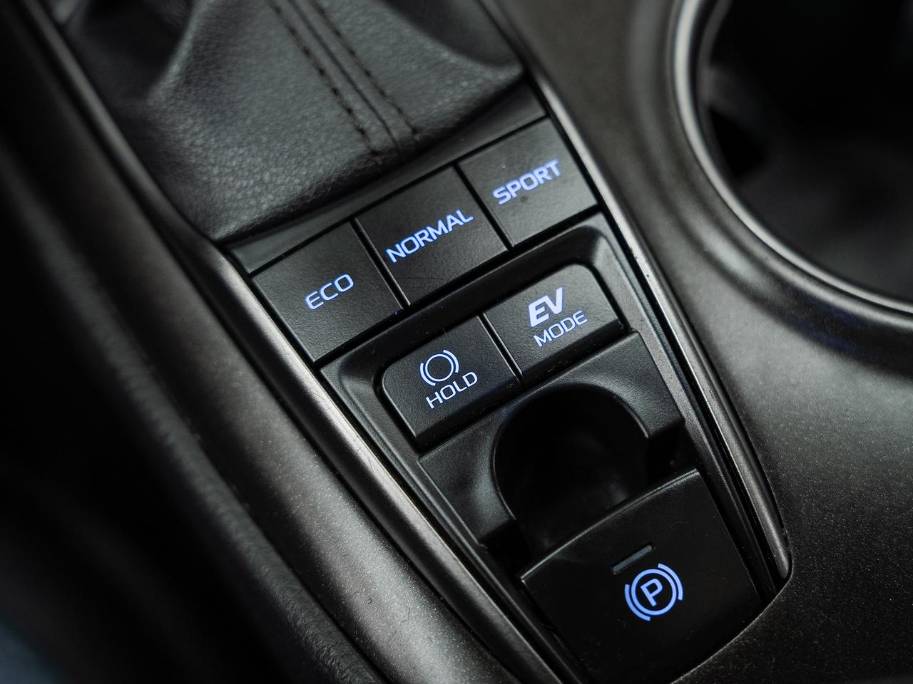 2022 Toyota Camry SE HYBRID | Leather | Heated Seats | BSM | CarPlay