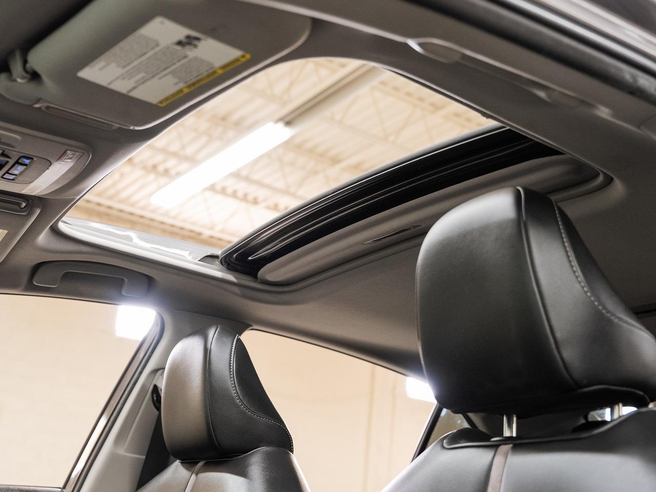 2022 Toyota Camry SE HYBRID | Leather | Heated Seats | BSM | CarPlay