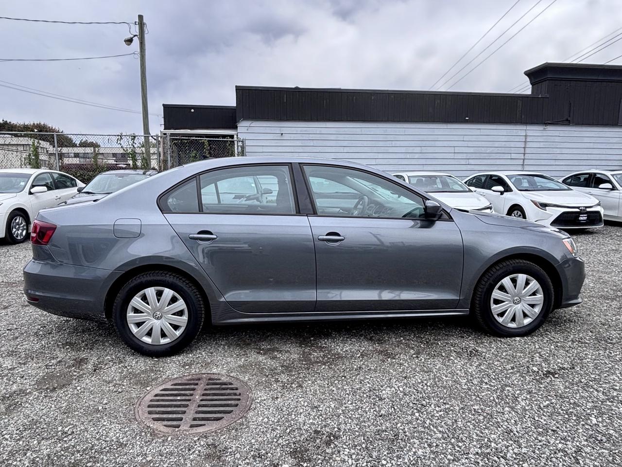 2017 Volkswagen Jetta FINANCING AVAILABLE Photo4