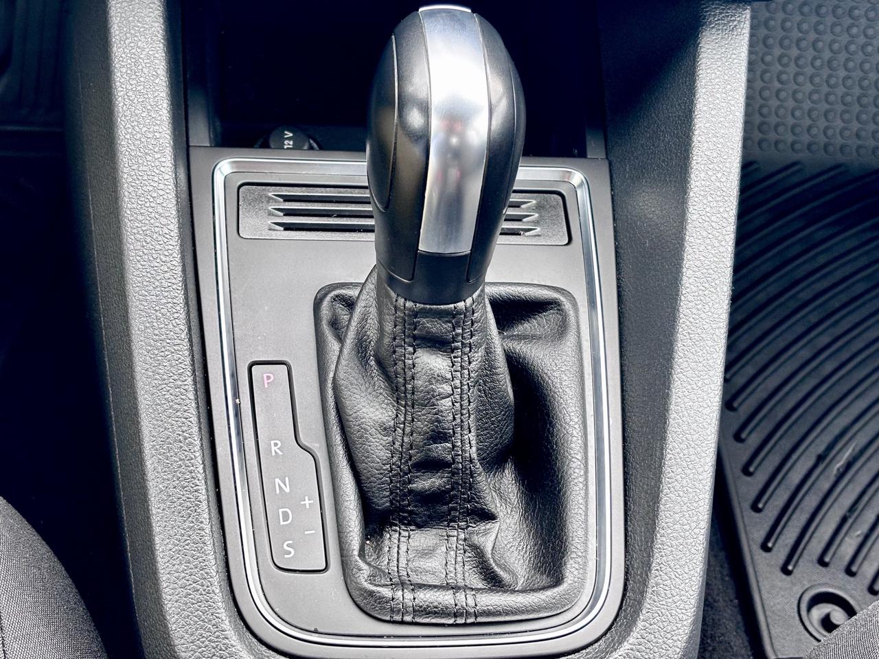 2017 Volkswagen Jetta FINANCING AVAILABLE Photo11