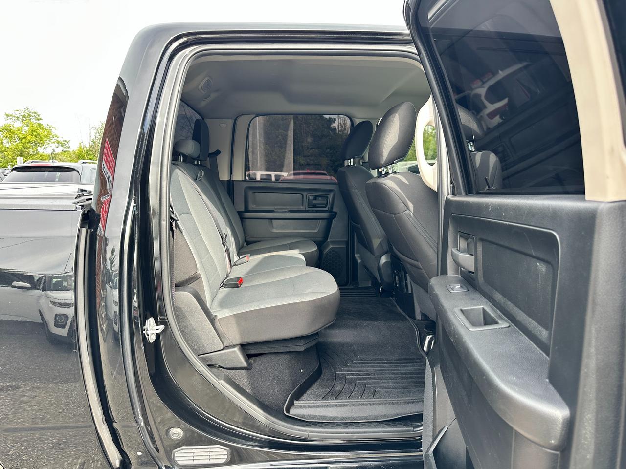 2022 RAM 1500 Classic Express4X4 Crew 5.7L HTD-Cloth FM/XM BackupCam A/C Photo