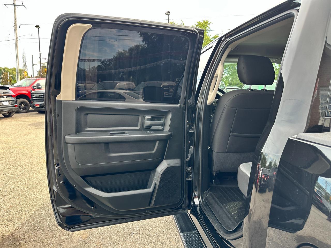 2022 RAM 1500 Classic Express4X4 Crew 5.7L HTD-Cloth FM/XM BackupCam A/C Photo
