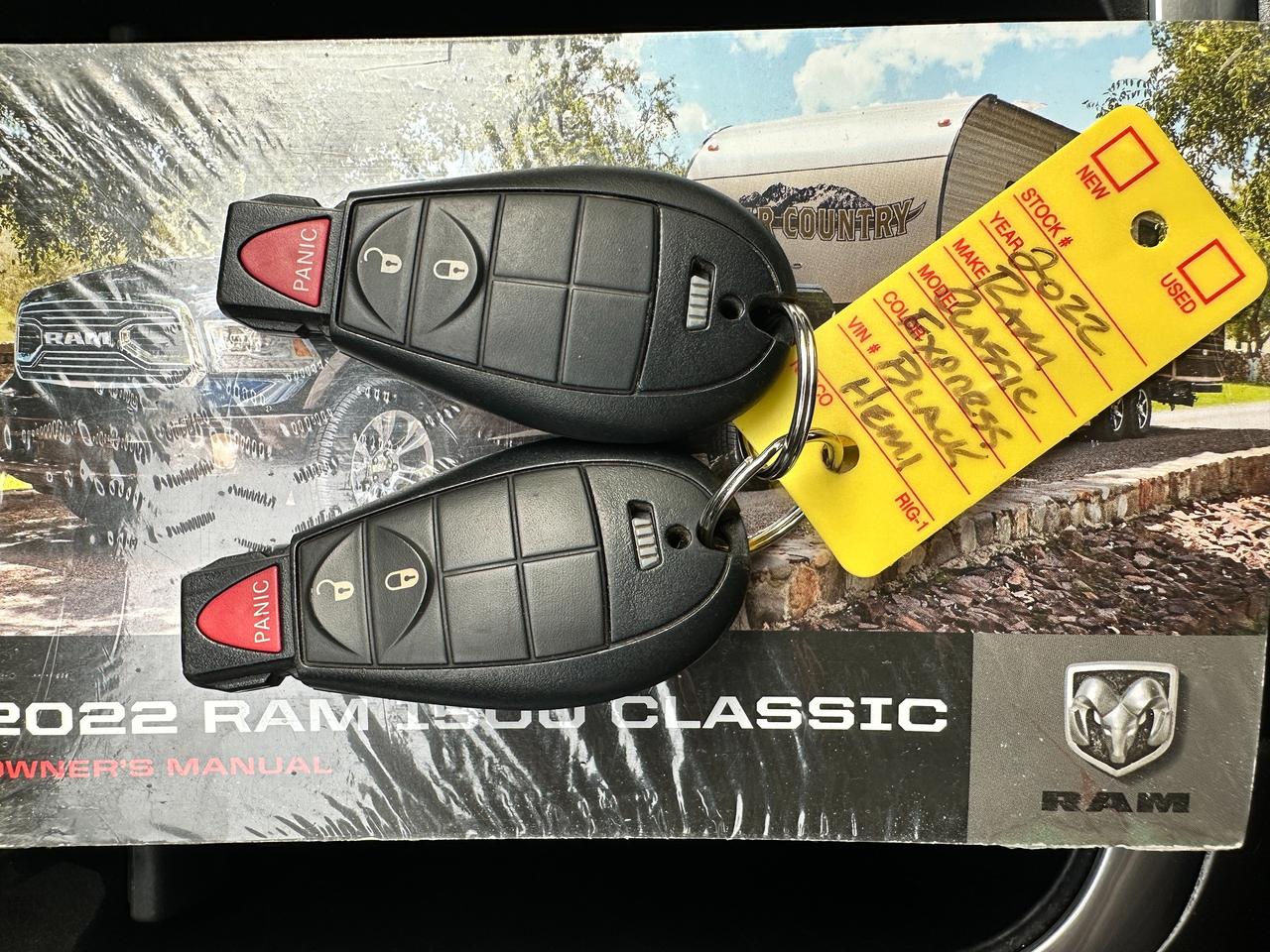 2022 RAM 1500 Classic Express4X4 Crew 5.7L HTD-Cloth FM/XM BackupCam A/C Photo