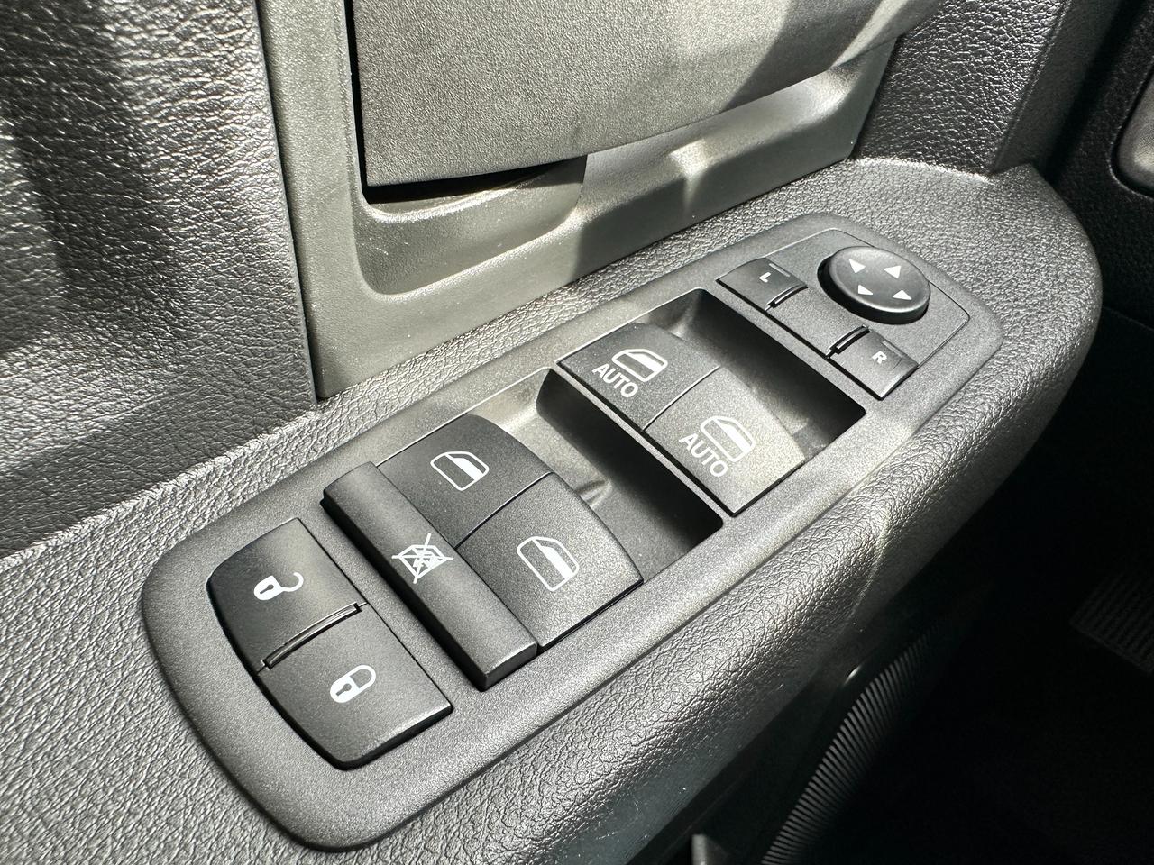 2022 RAM 1500 Classic Express4X4 Crew 5.7L HTD-Cloth FM/XM BackupCam A/C Photo