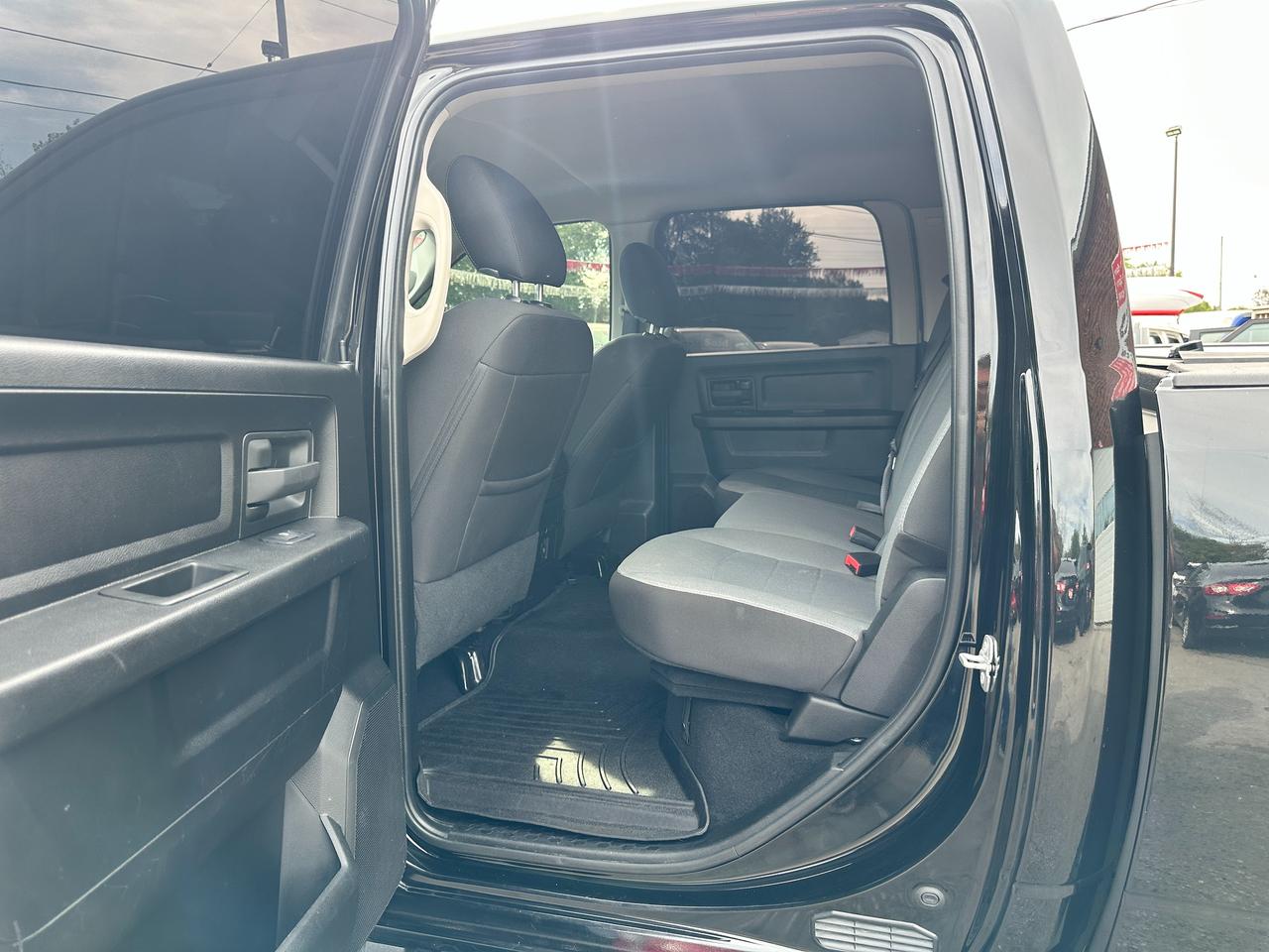 2022 RAM 1500 Classic Express4X4 Crew 5.7L HTD-Cloth FM/XM BackupCam A/C Photo